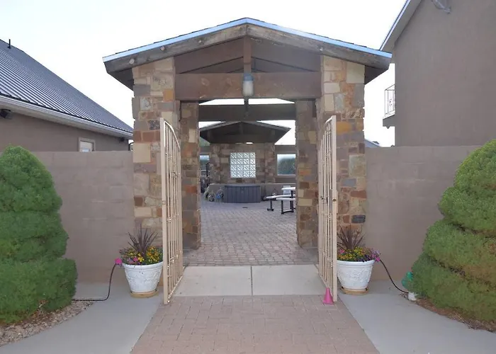 Tacit Shadow Resort Aviator Queen Suite, Gym, Coffee Bar, Hot-Tub, Free Laundry, Food Available